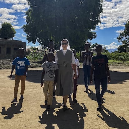 La hermana Bonilla junto a algunos de los niños que acoge en el centro de la congregación San Juan Evangelista, en la ciudad fronteriza de Ouanaminthe. En 2016, Haití era el octavo país del mundo con mayor índice de esclavitud moderna, sobre todo debido a la enorme trata humana. “Desde que estoy aquí no he visto que se haya reducido el tráfico de niños. Se mantiene igual o incluso ha aumentado (...) El Gobierno no tienen los recursos para atajar este problema y sus causas”, lamenta la monja.