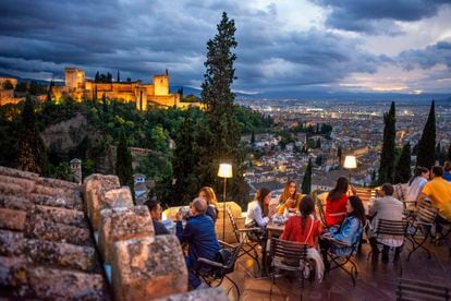 Atardecer en la terraza de un restaurante en el mirador de San Nicolás, en el barrio granadino del Albaicín, con la Alhambra al fondo.