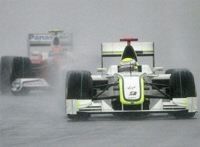 Jenson Button lidera la carrera bajo la lluvia por delante de Timo Glock.