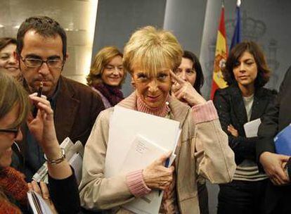 María Teresa Fernández de la Vega bromea con los periodistas al término de la conferencia de prensa del Consejo de Ministros.