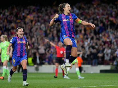 Alexia Putellas y Claudia Pina celebran el quinto gol del Barcelona ante el Wolfsburgo el pasado 22 de abril en el Camp Nou.