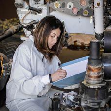 La ingeniera aeroespacial colombiana Diana Trujillo estudia en el laboratorio de la NASA los diseños de la nave 'Perseverance'. En video, Trujillo narra el aterrizaje.