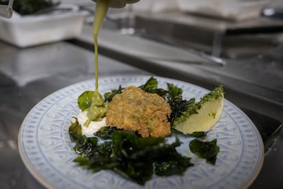 Tortilla de ortigas con salsa de ali oli y crema de aguacate en el restaurante Willy 1975.