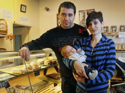 Jordi Cabau, Raquel P&eacute;rez y su hijo Asier, de dos meses.