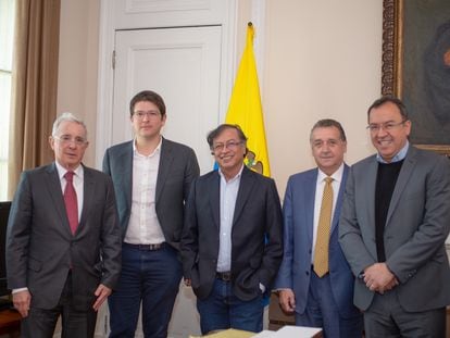 Alvaro Uribe, Miguel Uribe, Gustavo Petro, Óscar Diario Pérez y Alfonso Prada, después de una reunión el 27 de septiembre, en la Casa de Nariño.