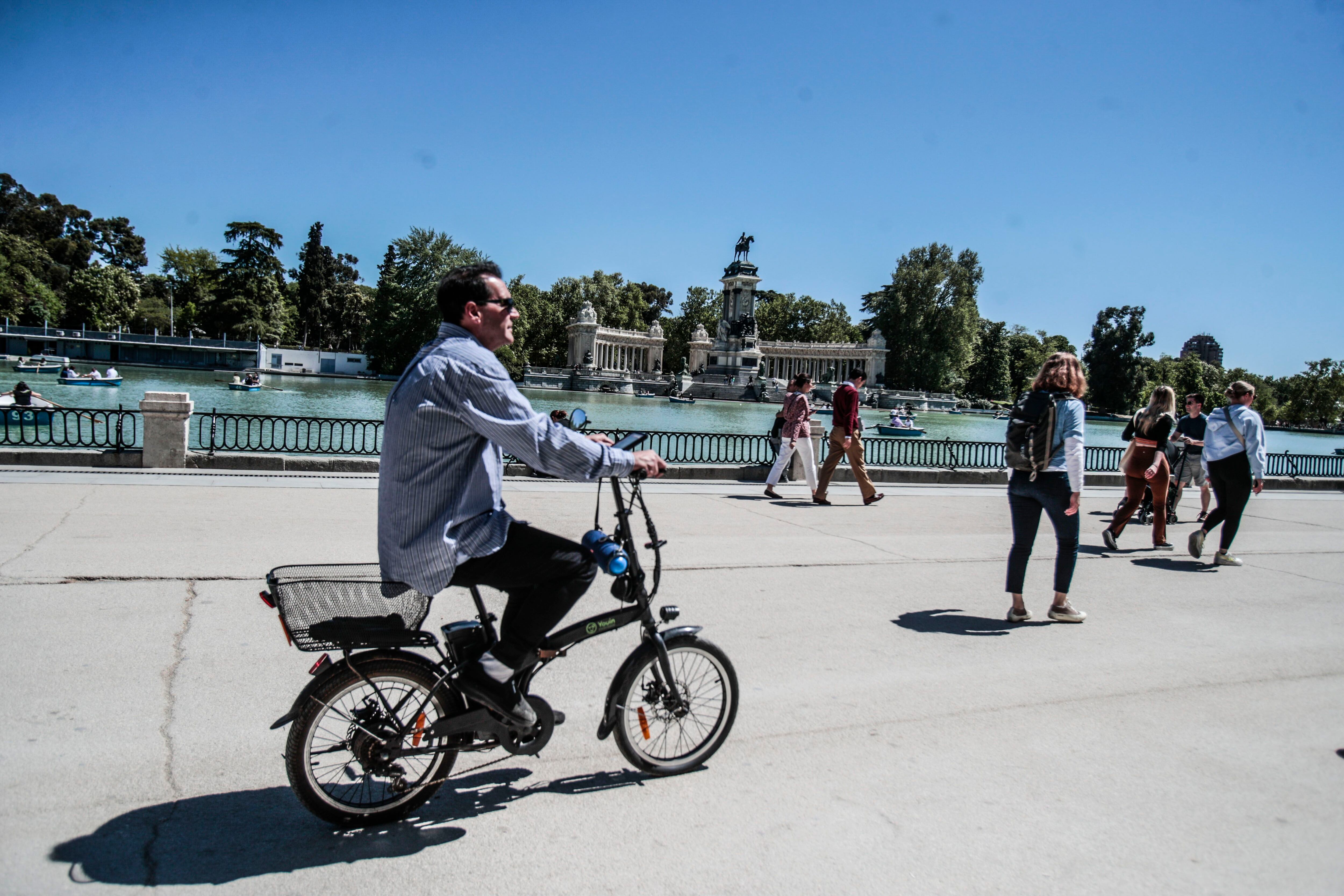 Una persona pasea en bici, este lunes en el parque del Retiro de Madrid.