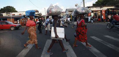 Varias mujeres cruzan un paso de cebra en Monrovia, en noviembre.