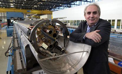 José Miguel Jiménez, jefe de tecnología del CERN, junto a uno de los nuevos imanes en construcción