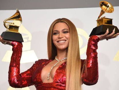 Beyoncé posa con sus dos gramófonos el domingo pasado.