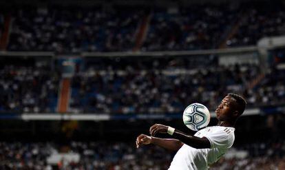 Vinicius controla el balón con el pecho en el partido contra Osasuna.