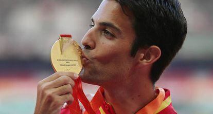 Miguel Ángel López besa la medalla de oro que logró en los Juegos de Pekín.