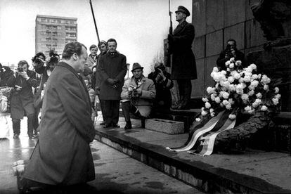 Ell canciller alemán Willy Brandt arrodillado frente al monumento en el Gueto de Varsovia (Polonia), donde murieron miles de judíos víctimas de los nazis durante la II Guerra Mundial.