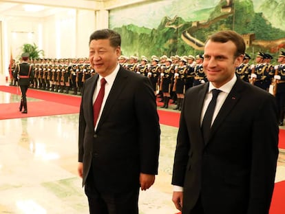 El presidente francés, Emmanuel Macron, junto a su homólogo chino, Xi Jinping, el pasado día 9 en Pekín.