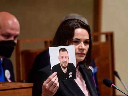 Svetlana Tijanóvskaya con una fotografía de su esposo, Serguéi, el pasado junio en una intervención en el senado checo, en Praga.