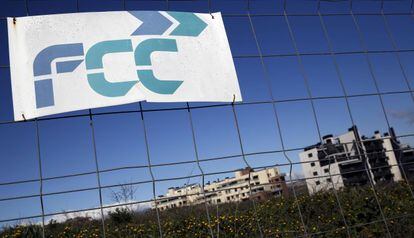 Un cartel de FCC en la valla de una obra en Tres Cantos (Madrid).