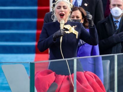 Gaga canta el Himno Nacional durante el acto de investidura del Presidente Biden en Washington.