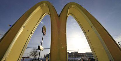 Logo de McDonald&acute;s  en el exterior de uno de sus restaurantes