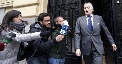 El extesorero del Partido Popular, Luis Bárcenas, a la salida de su casa.