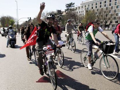 Grupos de piquetes en bicicleta que recorren el centro de Madrid.