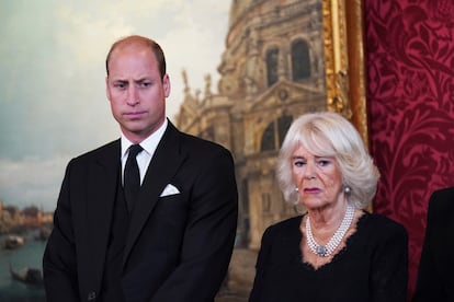 En presencia de su mujer y ahora reina consorte, Camila de Cornualles, y de su hijo mayor y heredero al trono, el príncipe Guillermo, Carlos III ha sido el protagonista absoluto del Consejo de Ascensión, que certifica oficialmente el ascenso al trono del nuevo monarca. La ceremonia ha estado dirigida por Penny Mordaunt, líder de la Cámara de los Comunes y presidenta de este consejo tradicional que data de 1707 y que, formado por más de 700 personalidades de la política, la Iglesia y la judicatura —no todos han estado presentes—, se encarga de esta ceremonia. “Dios salve al rey”, han coreado al unísono tras la proclamación.
