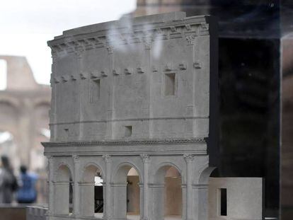 Una de las maquetas del anfiteatro expuestas con vistas del Coliseo real de fondo.