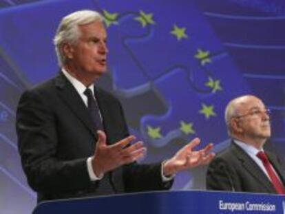 El comisario europeo de Mercado Interior, Michel Barnier, junto con el comisario de Competencia, Joaqu&iacute;n Almunia, hoy en Bruselas. 