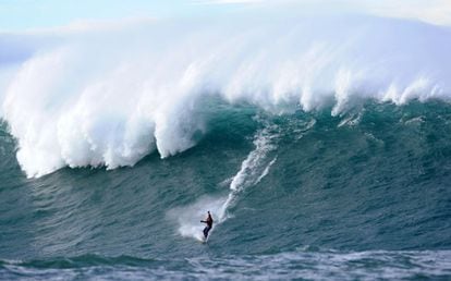 Un surfista entre las olas gigantes de Belharra, a unos dos kilómetros de la costa del País Vasco francés.