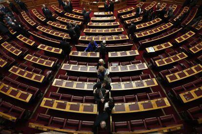 Varios diputados griegos salen del Parlamento tras la votaci&oacute;n de la pasada semana.