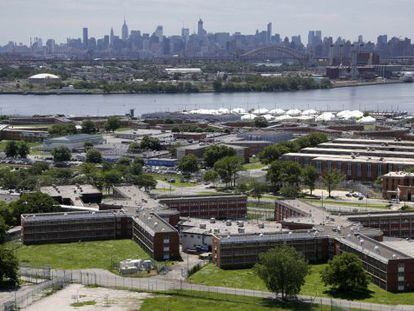 La c&aacute;rcel de Rikers Island en Nueva York, con Manhattan al fondo.