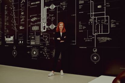 Kate Crawford, junto a 'Anatomía de un sistema  de IA', obra que firma junto  al artista Vladan Joler.