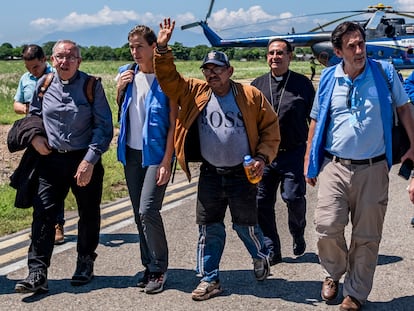 Luis Manuel Díaz, padre del futbolista Luis Díaz, saluda tras su liberación después de 12 días secuestrado por el ELN, en Valledupar (Colombia).