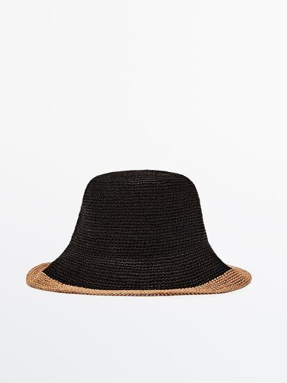 Elegante, con un aire minimal y todoterreno. Así es el sombrero de rafia combinado que propone Massimo Dutti que se desmarca de la estética más recurrente. 49,95 euros.