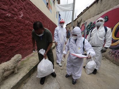 Reparto de insumos en Bogotá durante la epidemia de coronavirus.
