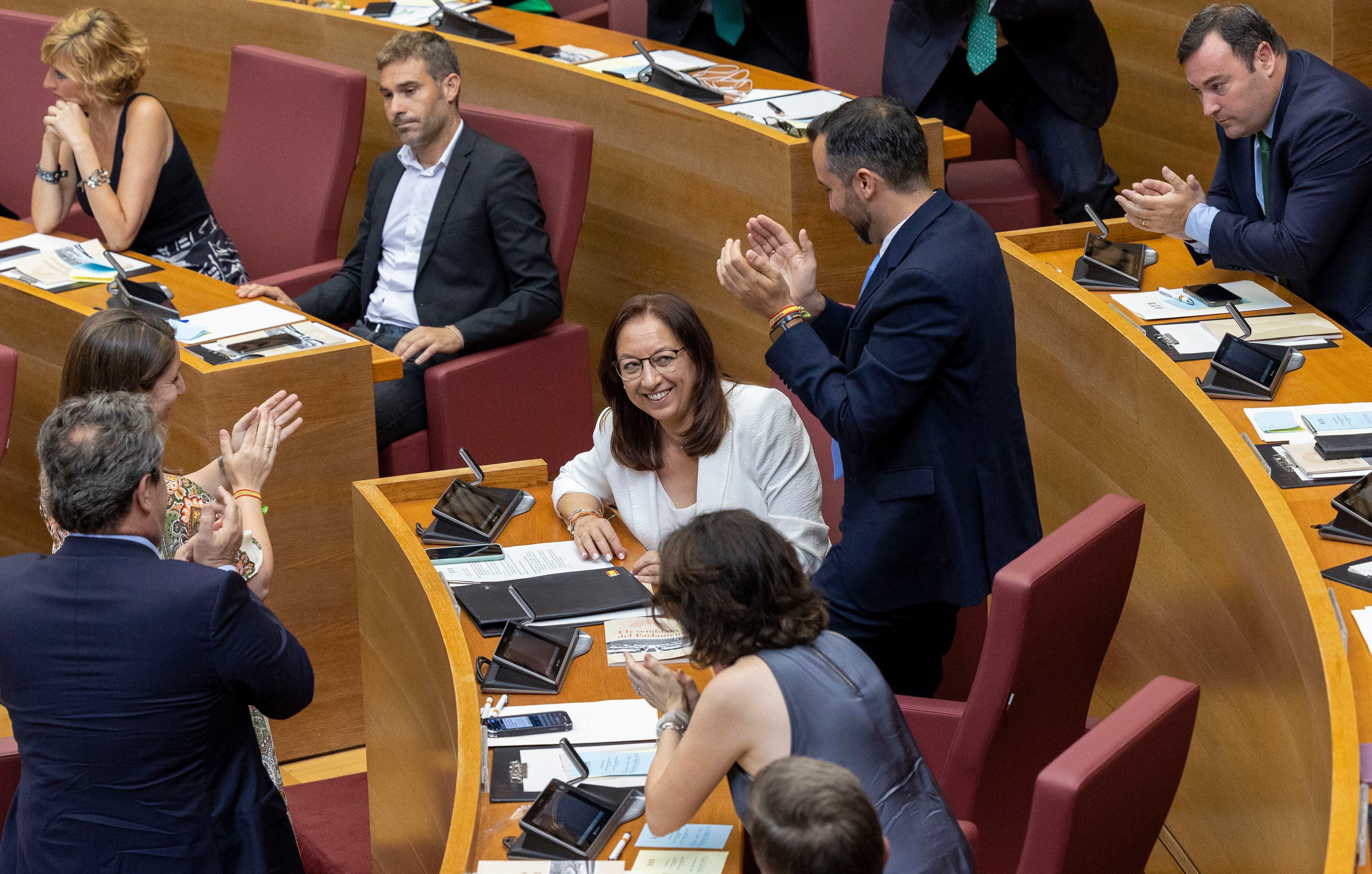 La diputada de Vox Llanos Massó ha sido elegida este lunes presidenta de Las Cortes Valencianas con el respaldo de 53 votos, que se corresponden con los 40 diputados que tiene el PP en el hemiciclo y los 13 del grupo Vox.