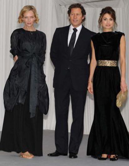 Uma Thurman y Arpad Busson, junto a la reina Rania de Jordania.