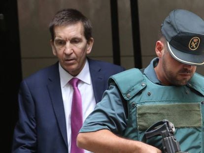 Manuel Moix sale de la Fiscalia Especial contra corrupcion y crimen organizado en la calle Manuel Silvela en Madrid.