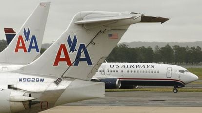 Un avi&oacute;n de American Airlines y potro de US Airwas en el aeropuerto de Virginia.