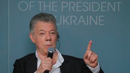 El expresidente de Colombia Juan Manuel Santos hace unas semanas en Ucrania.