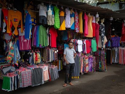 Un vendedor de ropa espera la llegada de los clientes, este martes, en un mercado de Colombo.