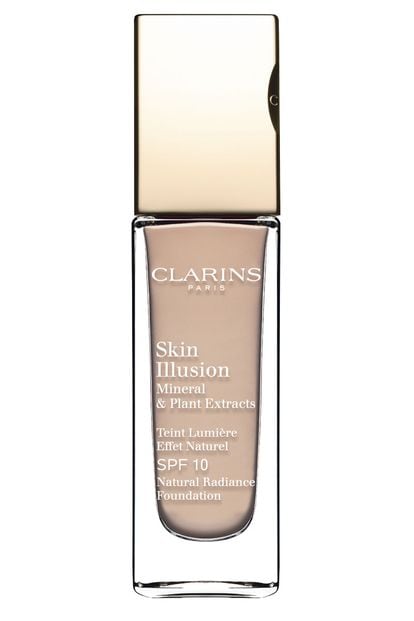 Skin Illusion de Clarins no solo tiene un nombre evocador sino que de verdad crea ese efecto de piel perfecta sin la sensación de ir maquillada. Esta base es muy ligera, se funde con la piel extendiéndose con facilidad. La sensación que deja es fresca y la cobertura es excepcional. Hay 11 tonos para elegir y su precio es de 34,25 euros.