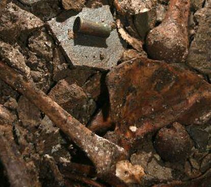Casquillo Remington Berdan hallado entre los huesos humanos de Cova Arcoia.