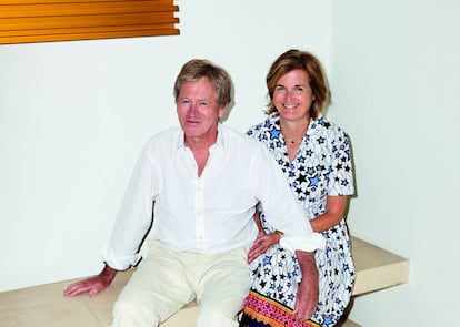 John Pawson y su mujer, Catherine, fotografiados para ICON DESIGN en una esquina de su salón, junto a una obra de Donald Judd. |