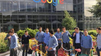 Una representación de la Real Sociedad con las emblemáticas bicicletas en el campus de Google.