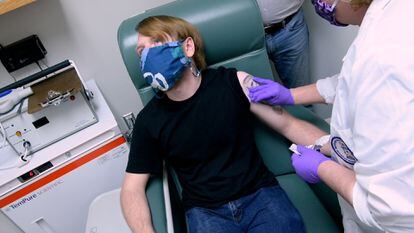 Un voluntario se prepara para recibir la vacuna desarrollada por BioNTech y Pfizer en un hospital de Baltimore (EE UU).