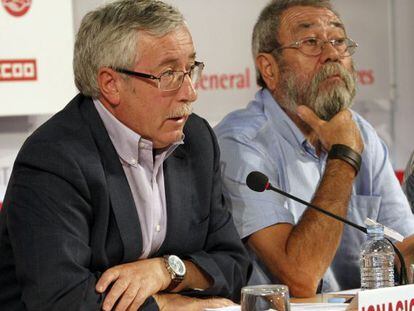 Ignacio Fernández Toxo (i), de CCOO, y su homólogo de UGT, Cándido Méndez, tras la reunión sobre los preparativos de la marcha sobre Madrid.