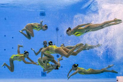 El equipo de Ucrania, bajo el agua, durante su ejercicio.