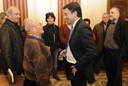 El alcalde de Vitoria, Patxi Lazcoz (izquierda), charla con uno de los asistentes a la reunión de ayer.