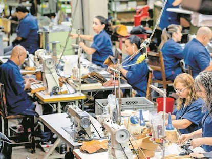 Trabajadores en una fábrica de zapatos.