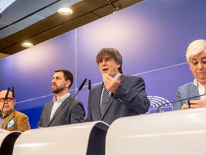Carles Puigdemont, acompañado de los también eurodiputados Toni Comín y Clara Ponsatí.