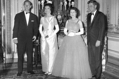 Junto a J.F. Kennedy y Jacquie con vestido de tul.